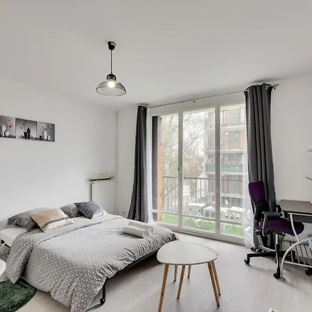 Budget Apart With Balcony Near Paris *