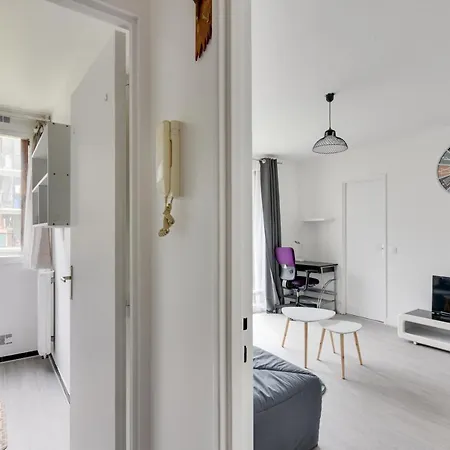 Budget Apart With Balcony Near Paris *